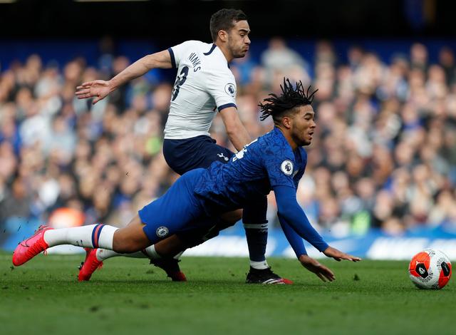 湖人惨败，詹姆斯赛后暗示球权分配有问题，没有打出团队篮球（湖人遭大败，詹姆斯赛后暗指球权失衡，团队配合乏力）