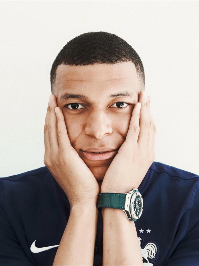 荷媒：一名费耶诺德球场安保欧联资格赛后遇袭，警方依然在调查中（荷媒：费耶诺德主场一名安保员在欧联资格赛后遭袭，警方仍在调查）