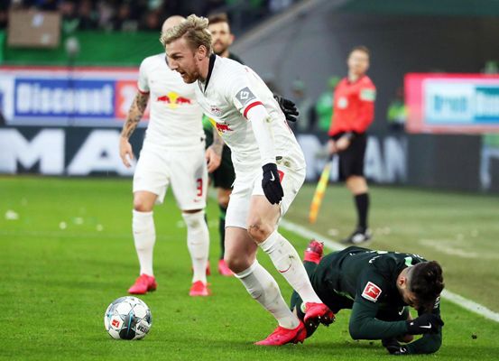 阿莫林劝曼联新帝星留队等待机会，称他是未来! 但确认明年想买人（阿莫林劝曼联新星耐心留队：你是未来，但明年仍计划引援）