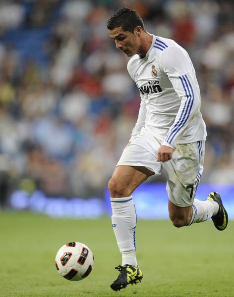 西媒：阿联酋企业慷慨赠送，巴萨球员喜获黄金iPhone（西媒：阿联酋企业豪赠金版iPhone，巴萨球员集体获礼）