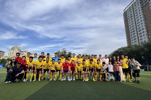 默特萨克、于大宝观战梅州U15vs浙江U15，并与小球员互动（默特萨克与于大宝现场观看梅州U15对浙江U15，并与小球员亲切互动）