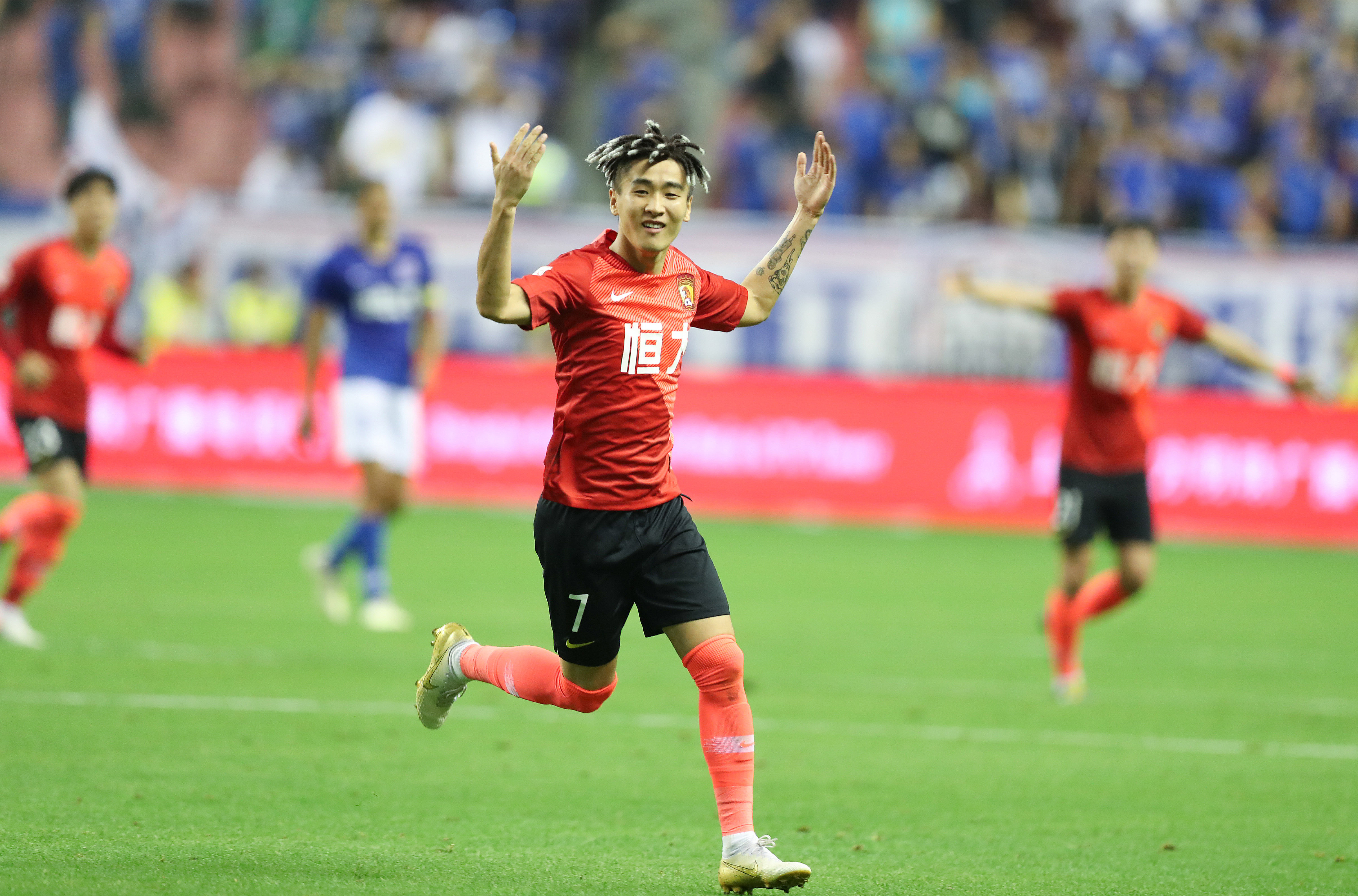 记者：世界杯抽签仪式开始前，大力神杯已经抵达华盛顿（记者：抽签仪式尚未开始，大力神杯已抵达华盛顿）