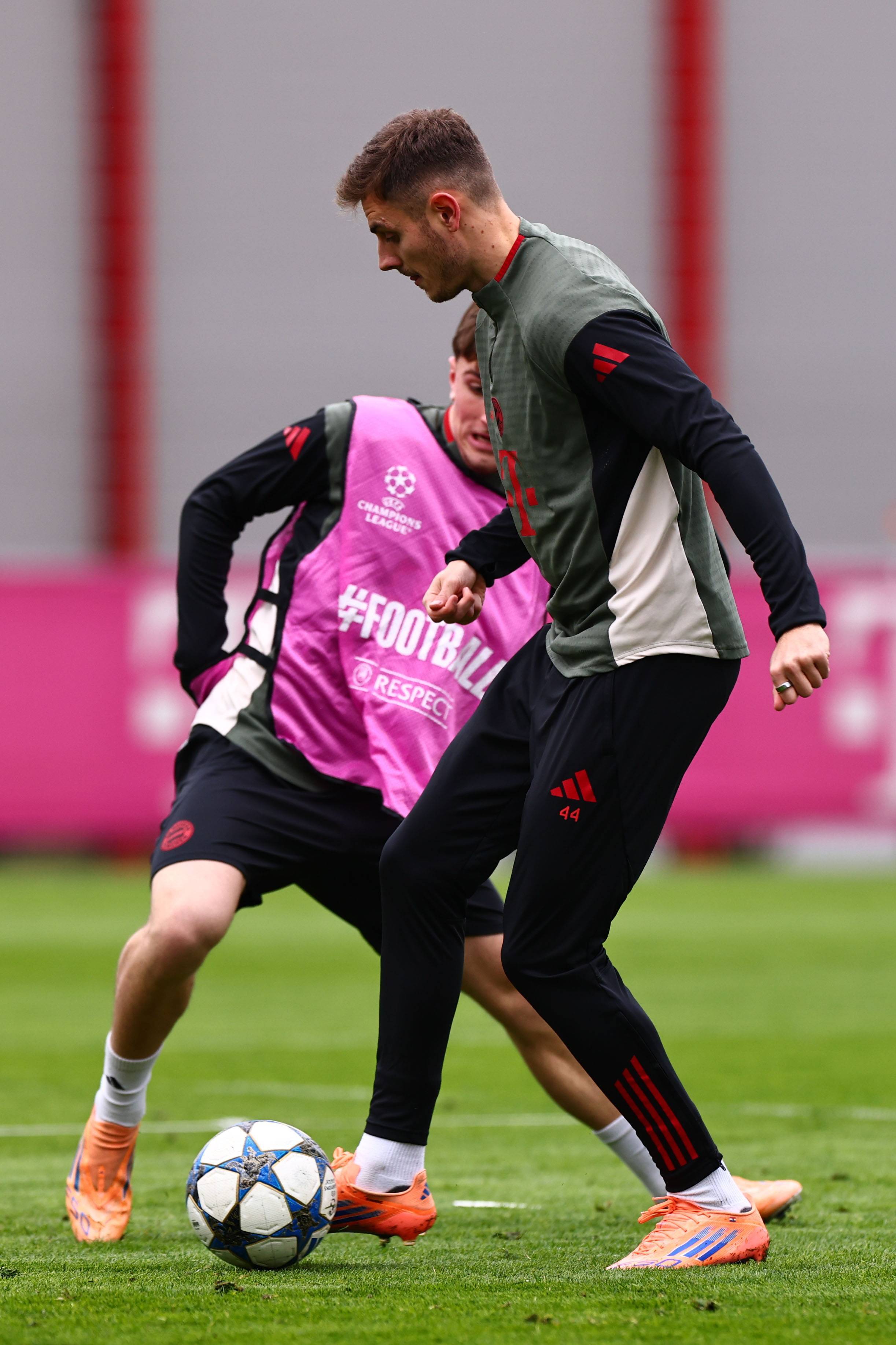 欧冠赛场精彩瞬间：皇马主场2-0取胜,（欧冠经典瞬间：皇马主场2-0告捷）