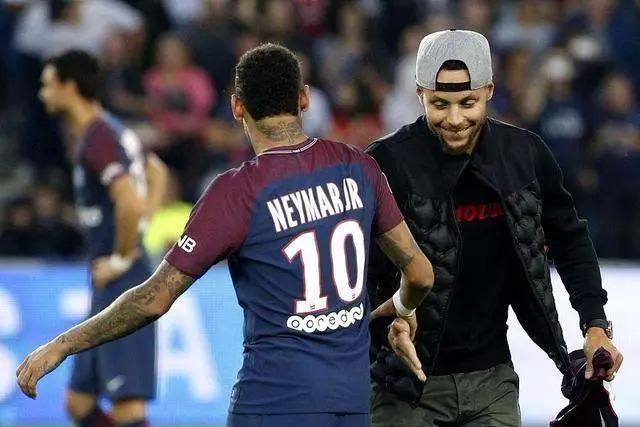 利物浦主力萨拉赫连续三轮替补，怒斥教练斯洛特，暗示可能离队。（利物浦核心萨拉赫连续三轮无缘首发，怒批主帅斯洛特，暗示或将离队）